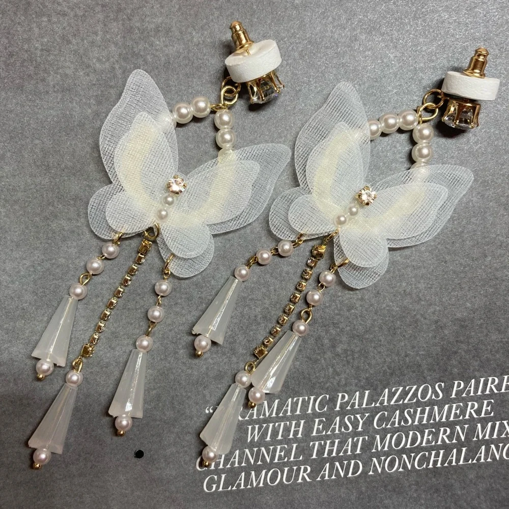 🌟 Beautiful Butterfly 🦋 White Long Earrings - Picture 4 of 5
